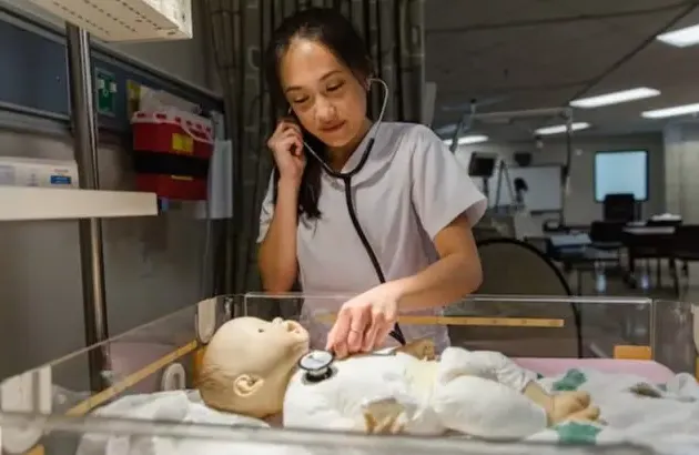 护理专业学生与练习婴儿假人